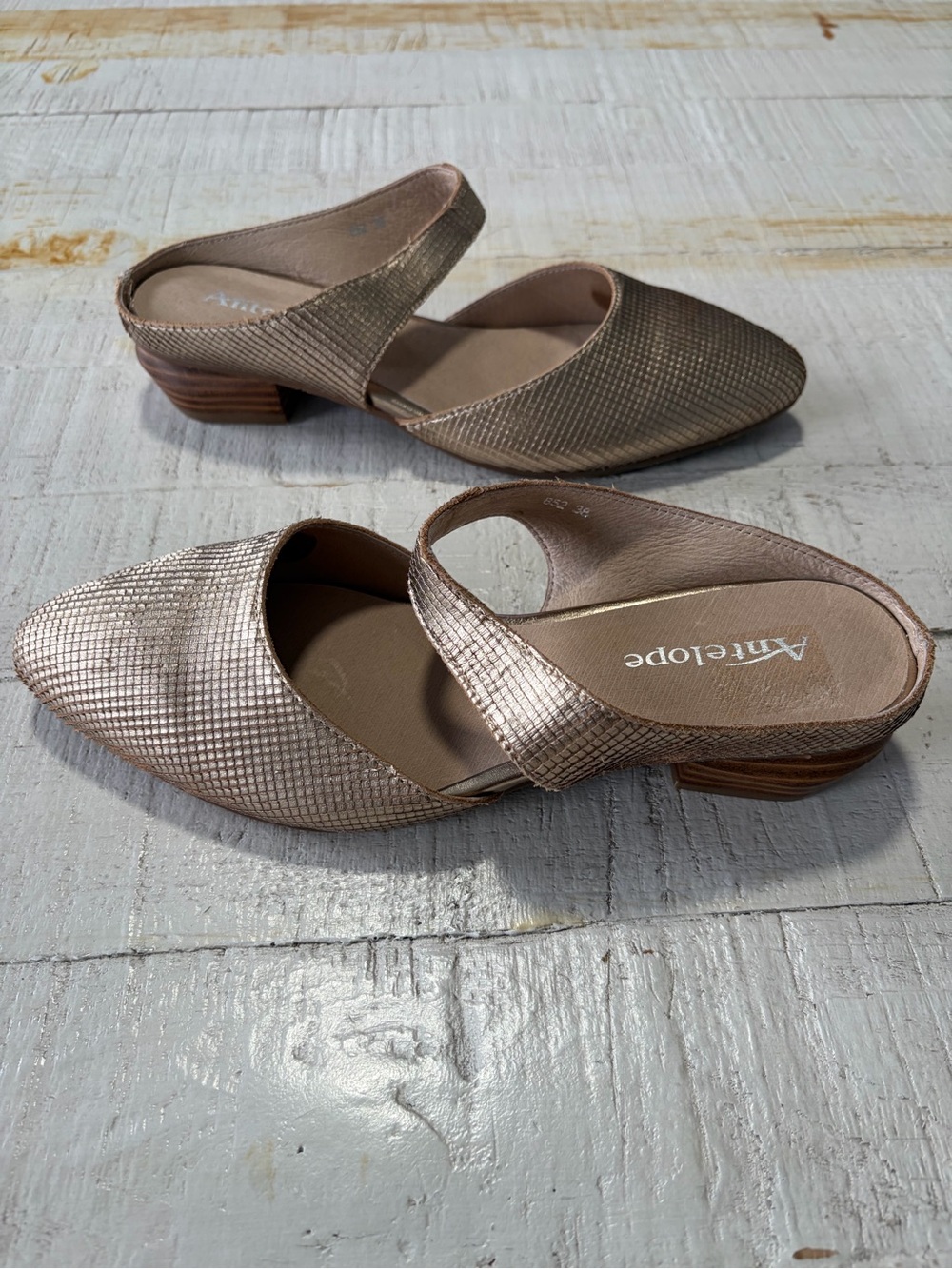 Antelope Leeza EU size 38 US 7 7.5 Metallic Gold Textured Leather Mule Maryjane